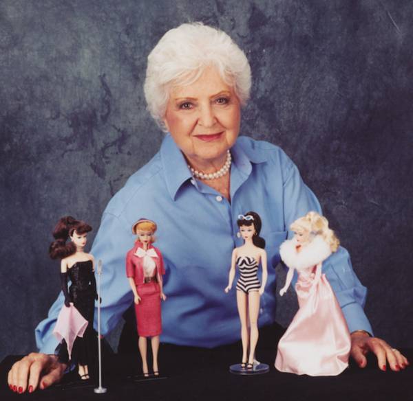 ruth handler con varias munecas barbie