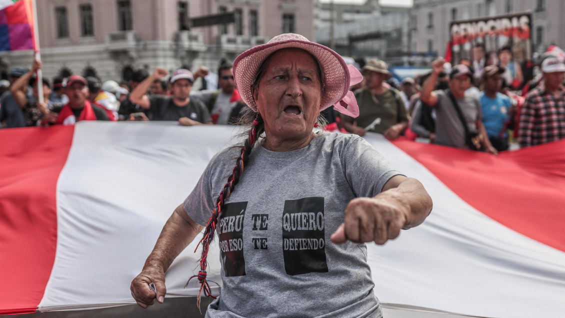 Reportan siete carreteras bloqueadas y un enfrentamiento en el inicio de protestas en Perú