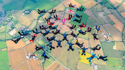  41 paracaidistas rompen récord en los cielos de Reino Unido  