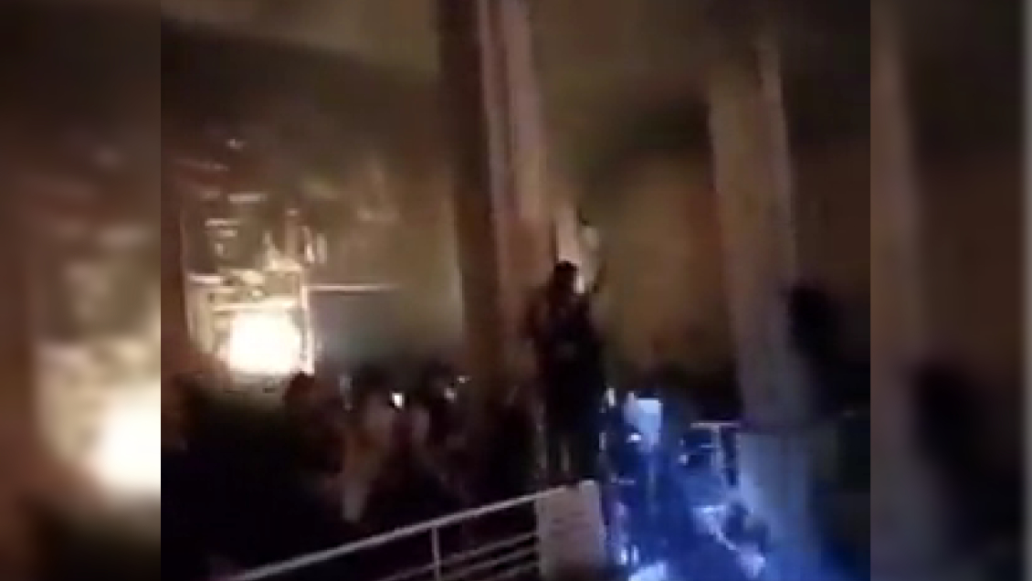 Iraquíes incendian la embajada sueca en Bagdad en venganza por quema de ejemplares del Corán en Estocolmo