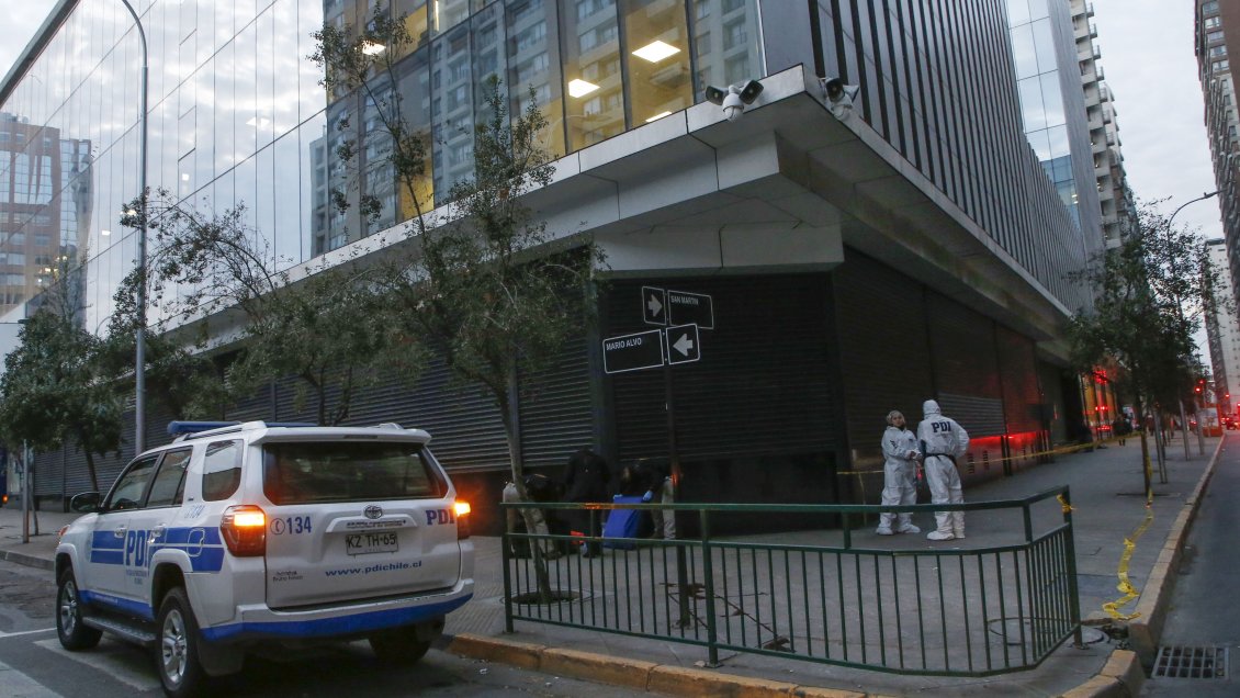 Carabinero de franco mató a dos sujetos que intentaron asaltarlo en Santiago