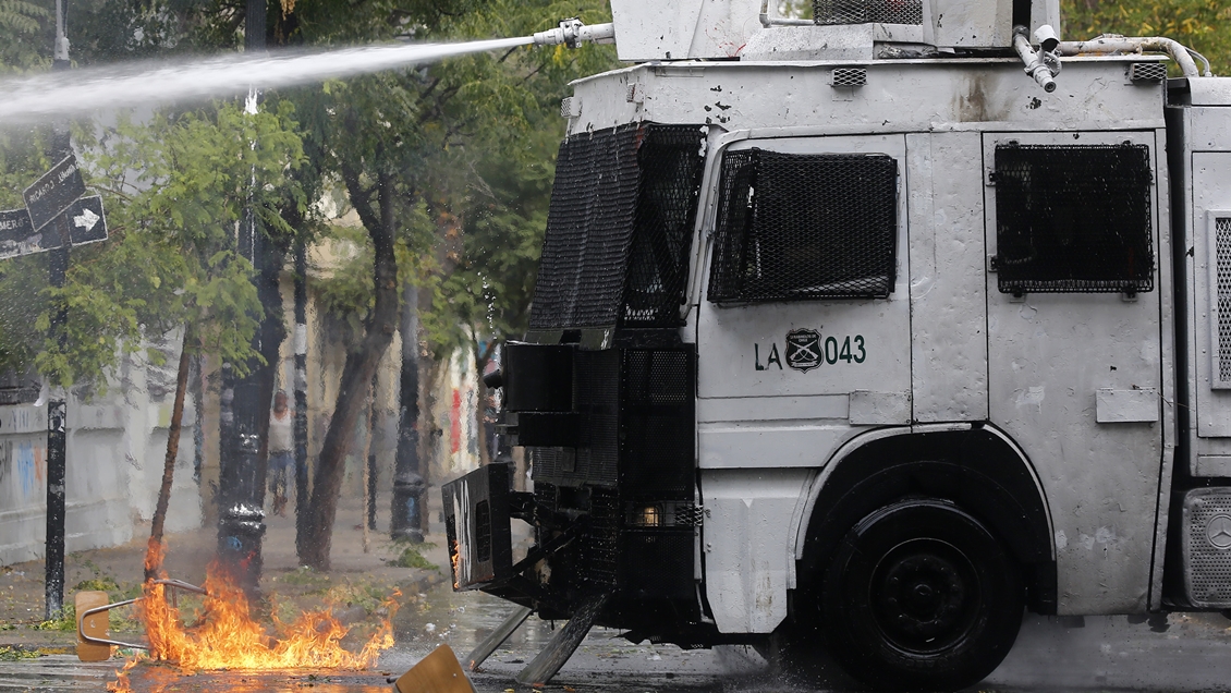Estudiantes se tomaron el Liceo de Aplicación y generaron disturbios en los alrededores