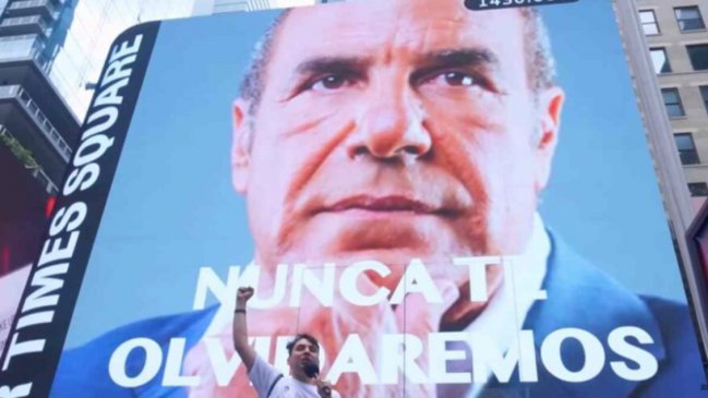 Fabrizio Copano trolleó a Checho Hirane en el Times Square de Nueva York al proyectar su cara