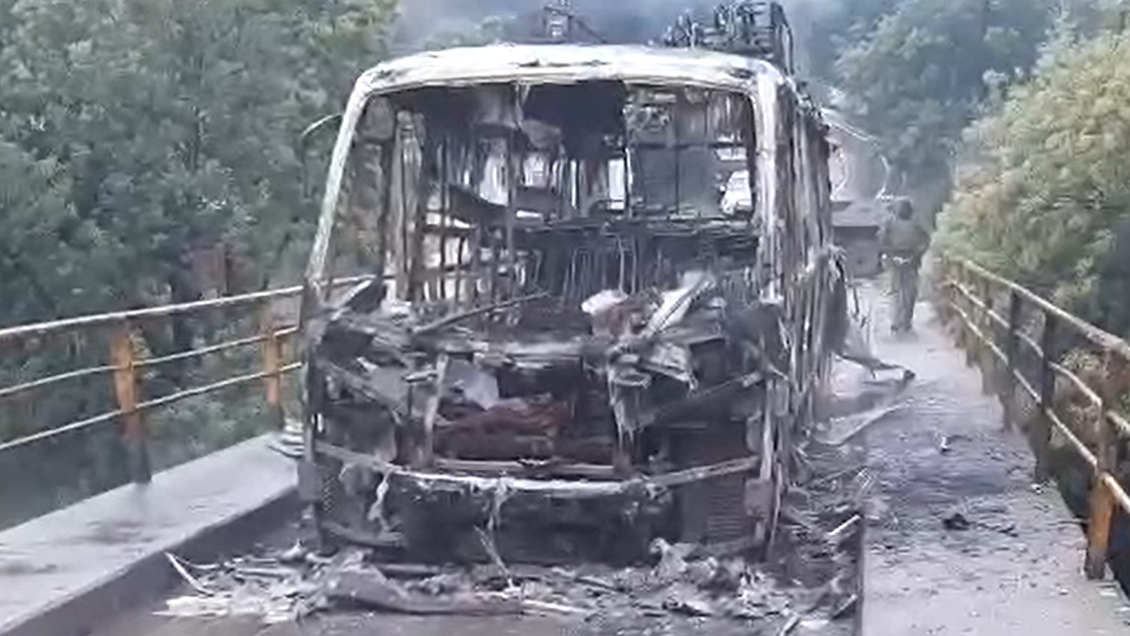 Encapuchados incendiaron bus de trabajadores en Collipulli