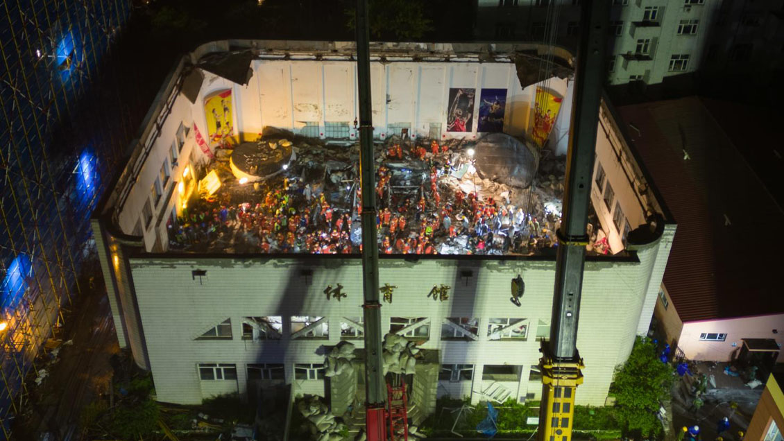 Al menos 11 muertos tras derrumbe del techo de un centro deportivo escolar en China