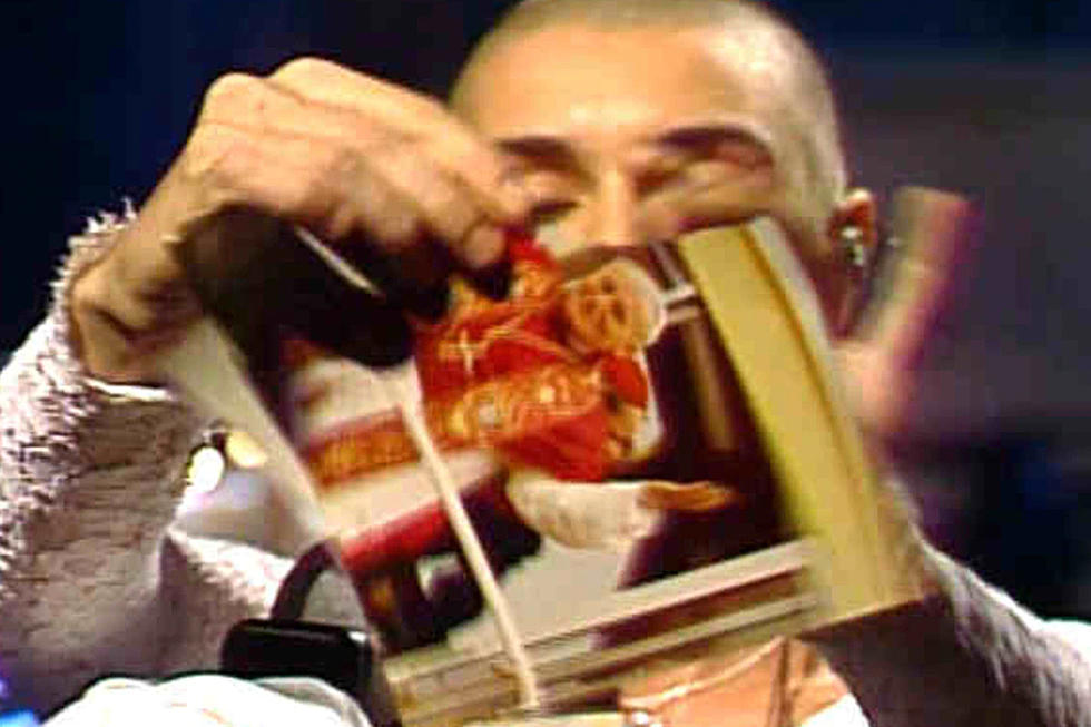 Sinead O Connor rompe la foto del Papa Juan Pablo II