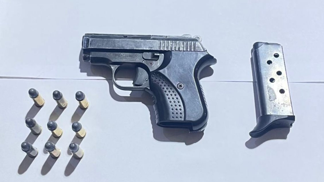 Hombre huyó de control policial y al ser detenido se le halló una pistola al cinto