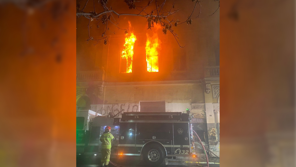 Incendio afectó a antiguo edificio en el centro de Santiago