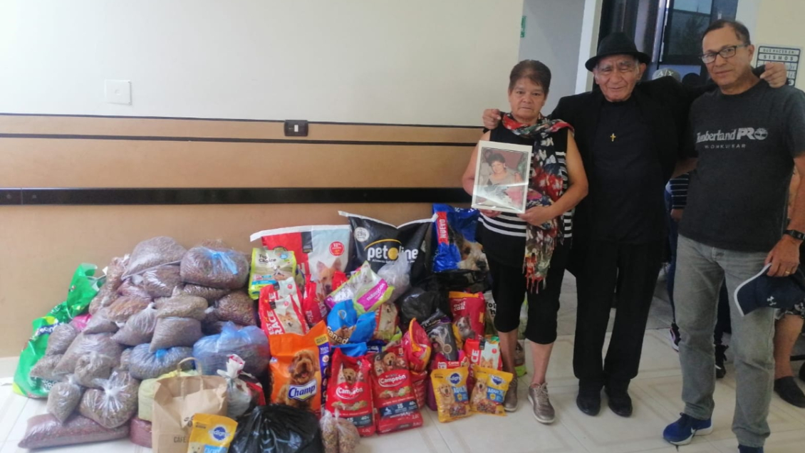 Mujer pidió que le llevaran croquetas en vez de flores a su funeral para darle a los perritos callejeros