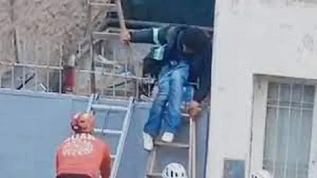 Ladrón entró a robar a una casa y quedó atrapado de sus partes íntimas en una reja