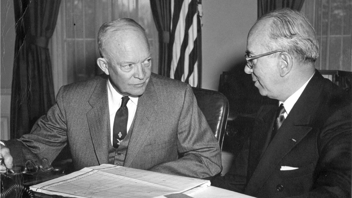 Strauss y el presidente Eisenhower Strauss y el presidente Eisenhower discutiendo la bomba de hidrógeno