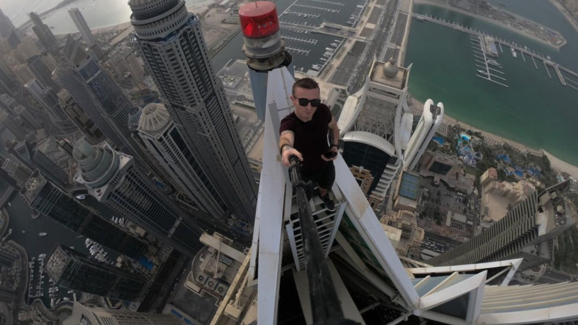 Temerario influencer que subía rascacielos murió tras caer desde un piso 68