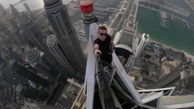 Temerario influencer que subía rascacielos murió tras caer desde un piso 68