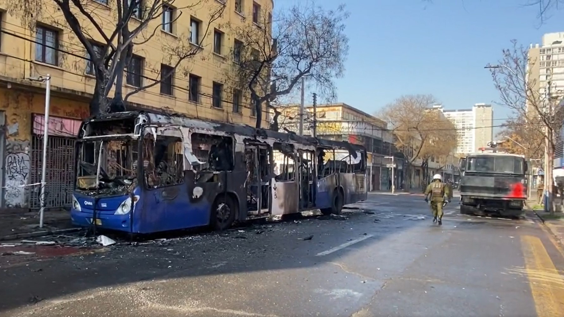 Incidentes en el Barros Borgoño: Estudiantes exhibieron arma de juguete y quemaron un bus