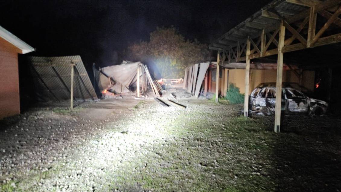 Ataque incendiario destruyó una posta, una escuela, una capilla, una sede vecinal y vehículos en Traiguén