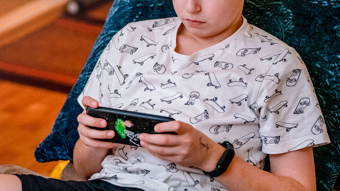 Máximo dos horas al día: China planea restringir uso de celulares a menores de 18 años