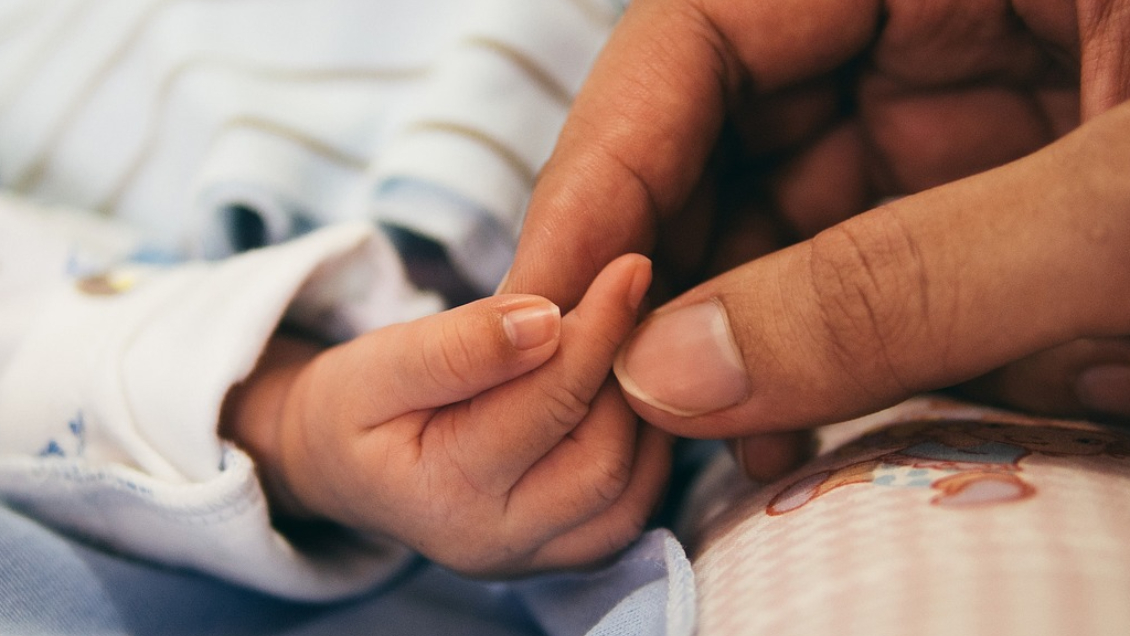 Personal de Carabineros asistió un parto en plena vía pública en Recoleta