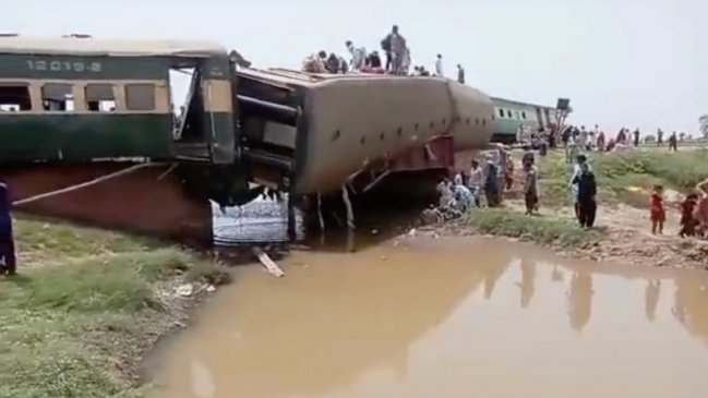  Pakistán: Al menos 15 muertos y más de 50 heridos tras descarrilamiento de un tren  