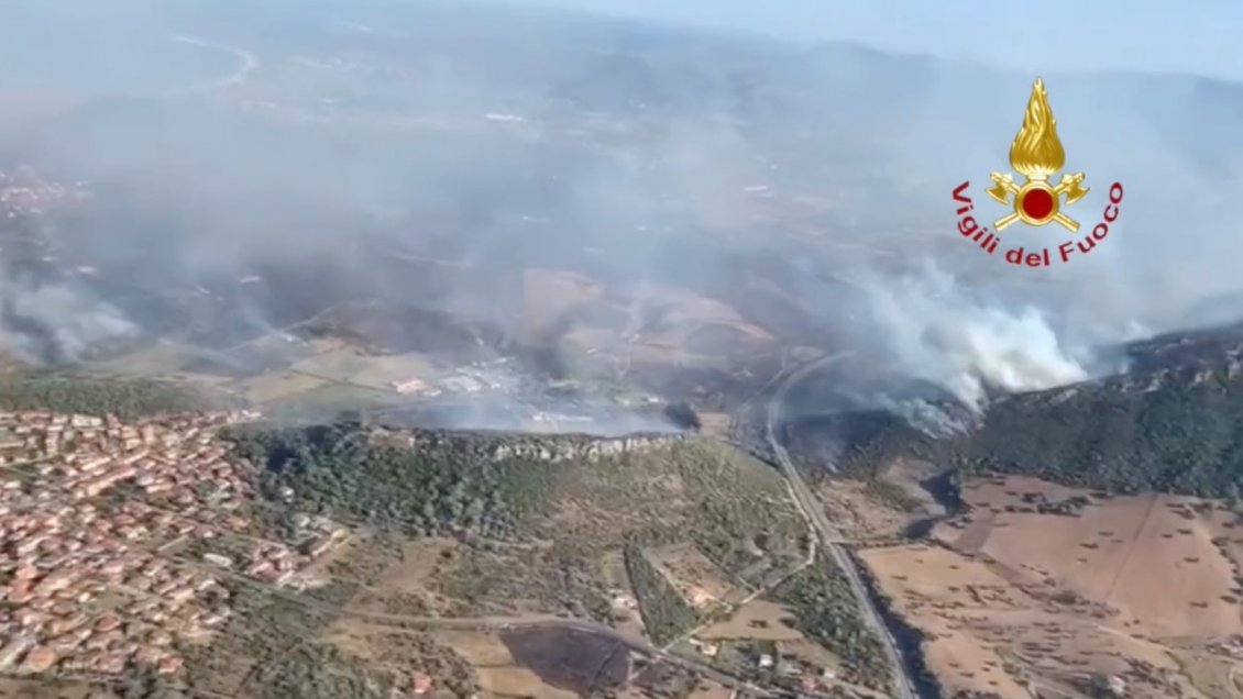 Italia: Cientos de evacuados por incendio forestal en la isla de Cerdeña