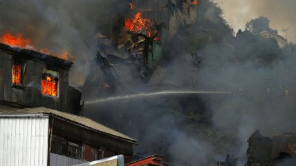   Emergencia en Valparaíso: Incendio consume varias casas en el Cerro Mariposa 