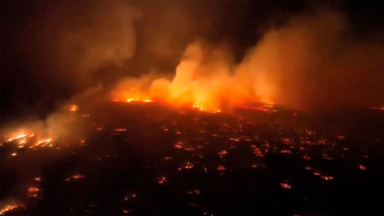   Vista aérea de los incendios forestales que se propagan en Hawái 