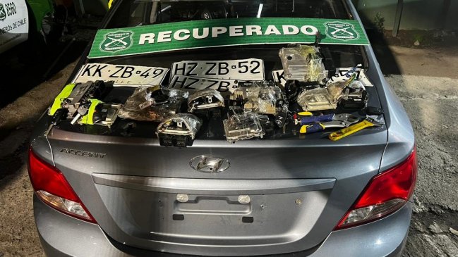 Carabineros detuvo a dos acusados de robar un vehículo en La Florida