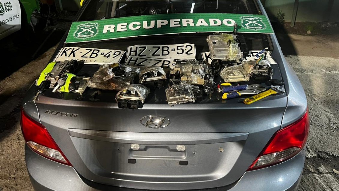 Carabineros detuvo a dos acusados de robar un vehículo en La Florida