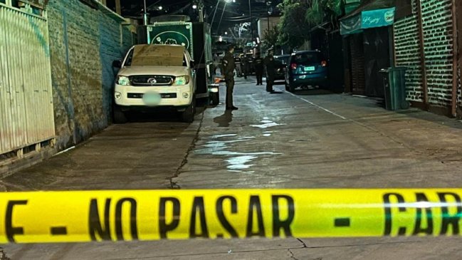 Las Condes: Cadáver fue encontrado con una puñalada en el pecho en plena vía pública