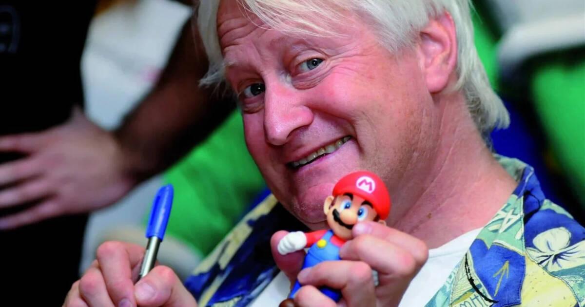 Charles Martinet dando autógrafos Charles Martinet dando autógrafos
