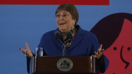  Bachelet arengó a vecinos por pensiones: 