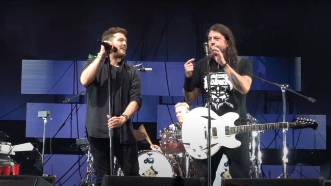 La extraña colaboración en vivo de Foo Fighters con Michael Bublé