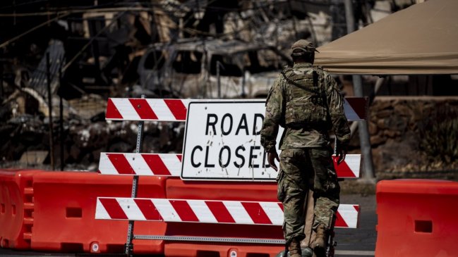  Más de 800 militares luchan contra el fuego en la isla de Maui  
