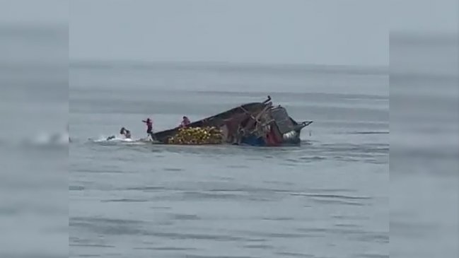  Rescatan a los ocho tripulantes de navío naufragado frente a costa de Arica  