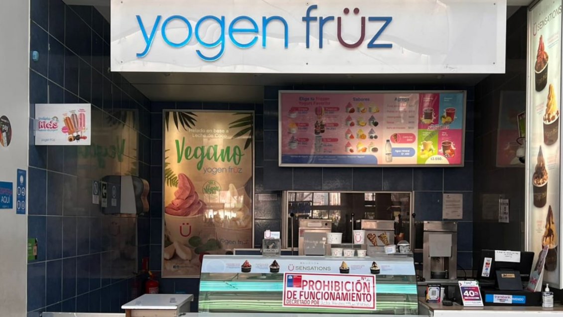Por agua que contaminaba los conos: Prohíben funcionamiento a local de Yogen Fruz en Antofagasta