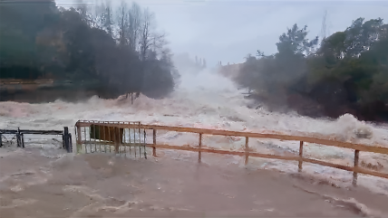   Locales de Saltos del Laja en peligro por fuerte caudal de agua 