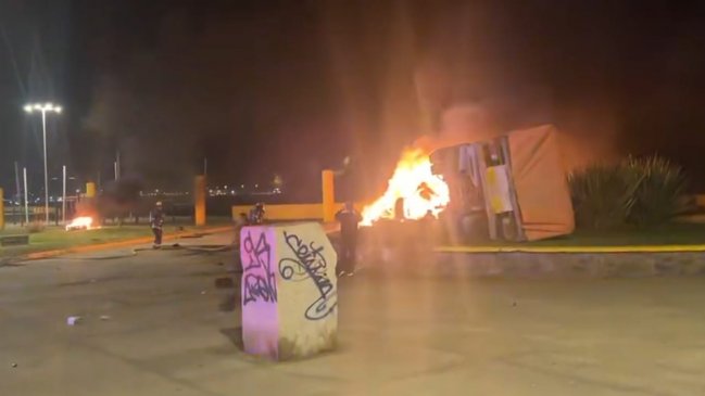 Antofagasta: Camión usó ruta prohibida, volcó y se incendió