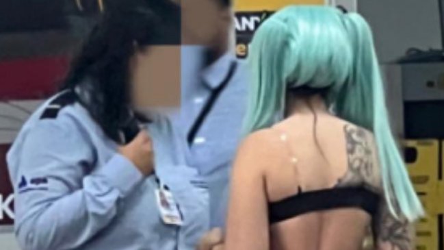 Vuelo prohibió ingreso de modelo de Onlyfans por usar ropa 