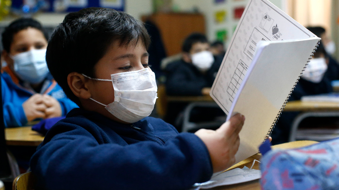 Mascarillas seguirán siendo obligatorias en colegios y centros médicos hasta final de agosto