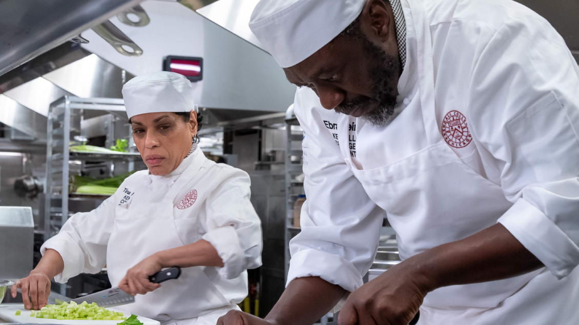 Liza Colón-Zayas y Edwin Lee Gibson en The Bear Liza Colón-Zayas y Edwin Lee Gibson en The Bear