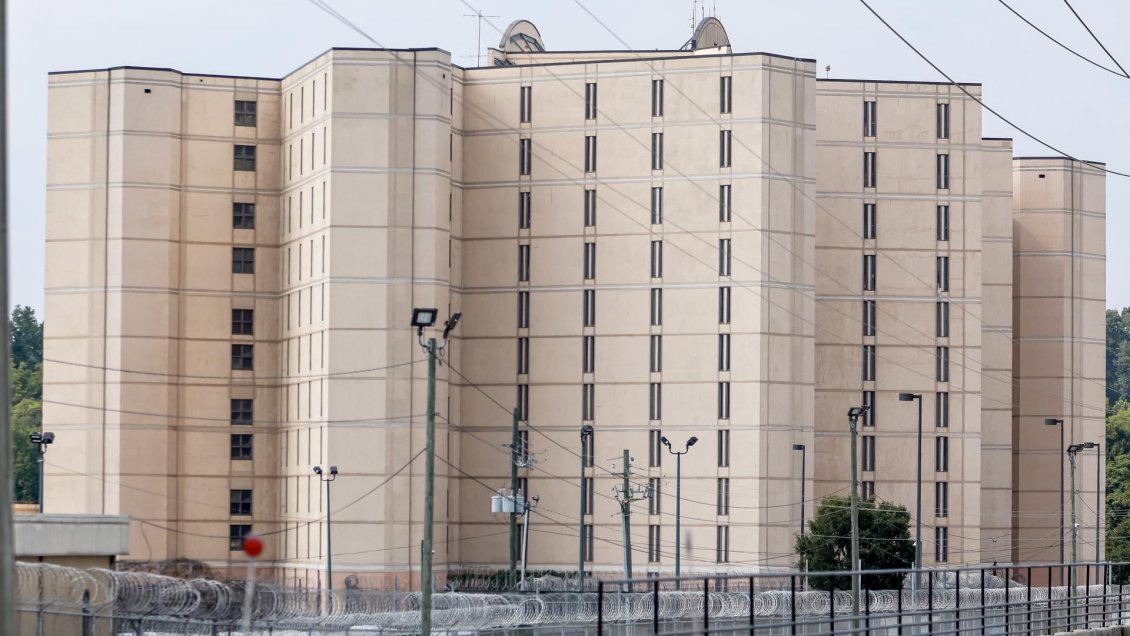 Chinches, piojos y violencia desenfrenada: así es la cárcel donde se entregará Trump