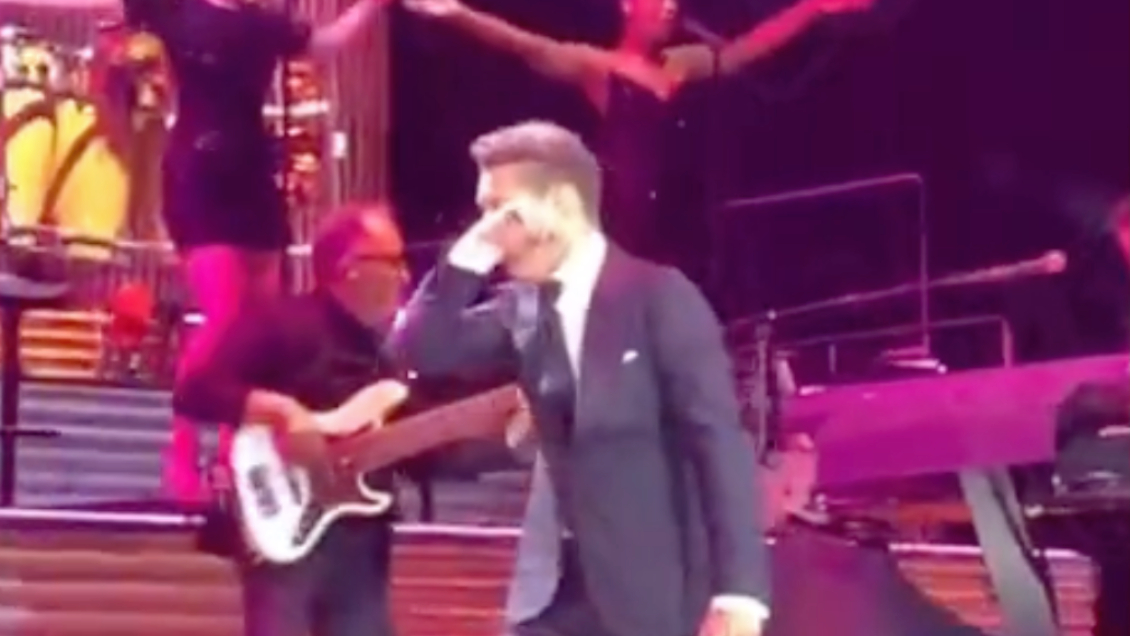 Luis Miguel tosiendo durante sus shows en Chile Luis Miguel tosiendo durante sus shows en Chile