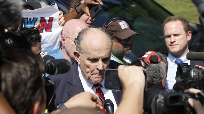 Rudy Giuliani, imputado junto a Trump, se entrega a las autoridades de Georgia
