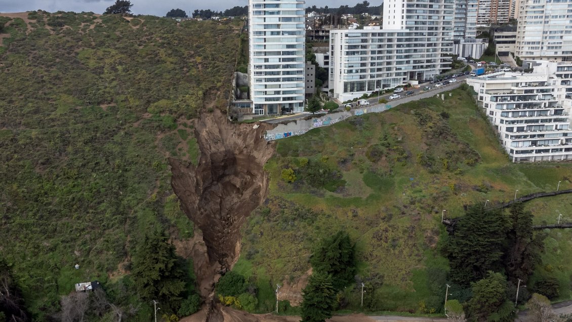 Socavón que tiene a un edificio de Viña del Mar al borde del precipicio sigue avanzando