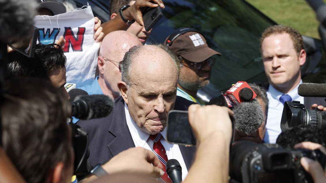 Rudy Giuliani, imputado junto a Trump, se entrega a las autoridades de Georgia