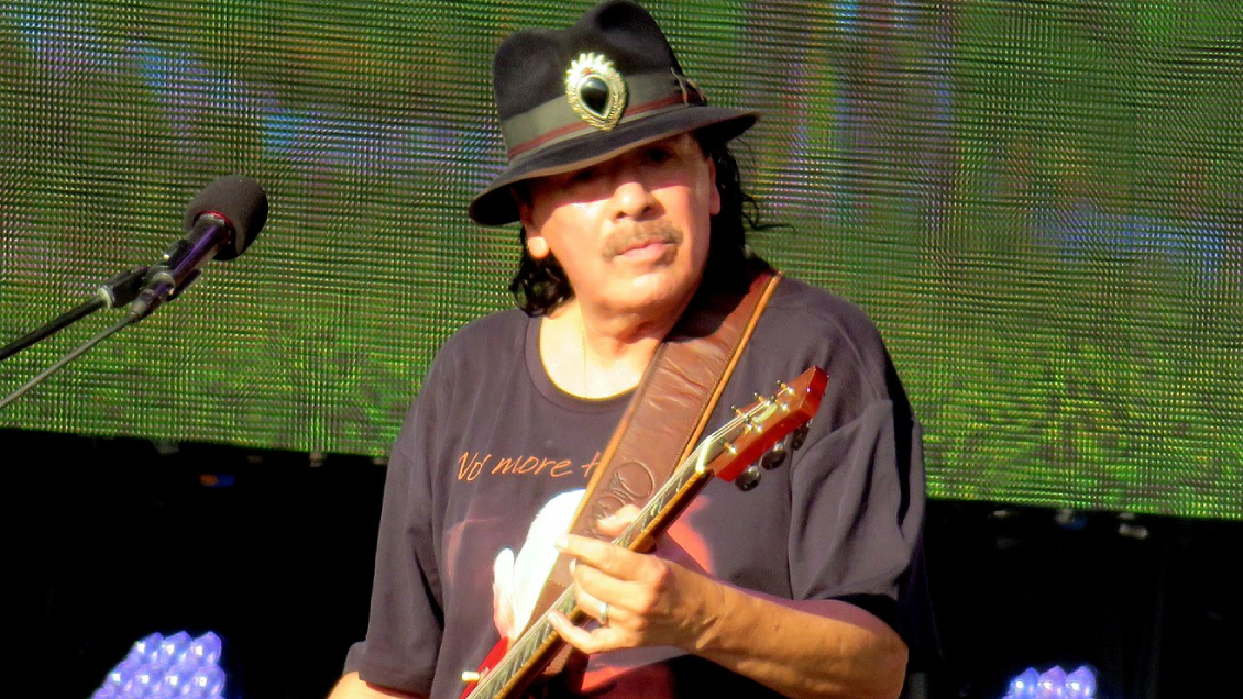 Carlos Santana hace polémica por controvertidos dichos transfóbicos