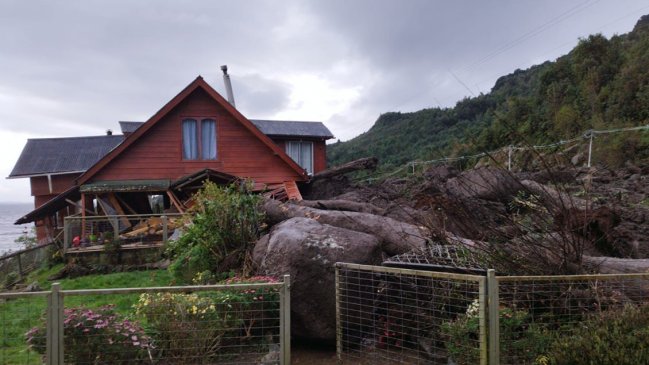 Los Lagos: Avanzan los trabajos de despeje tras remoción en masa en la Carretera Austral