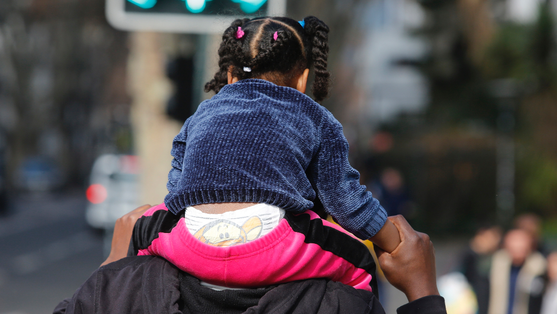 Abrió debate: Padre problematizó si debería llevar a su hija al baño de hombres o mujeres