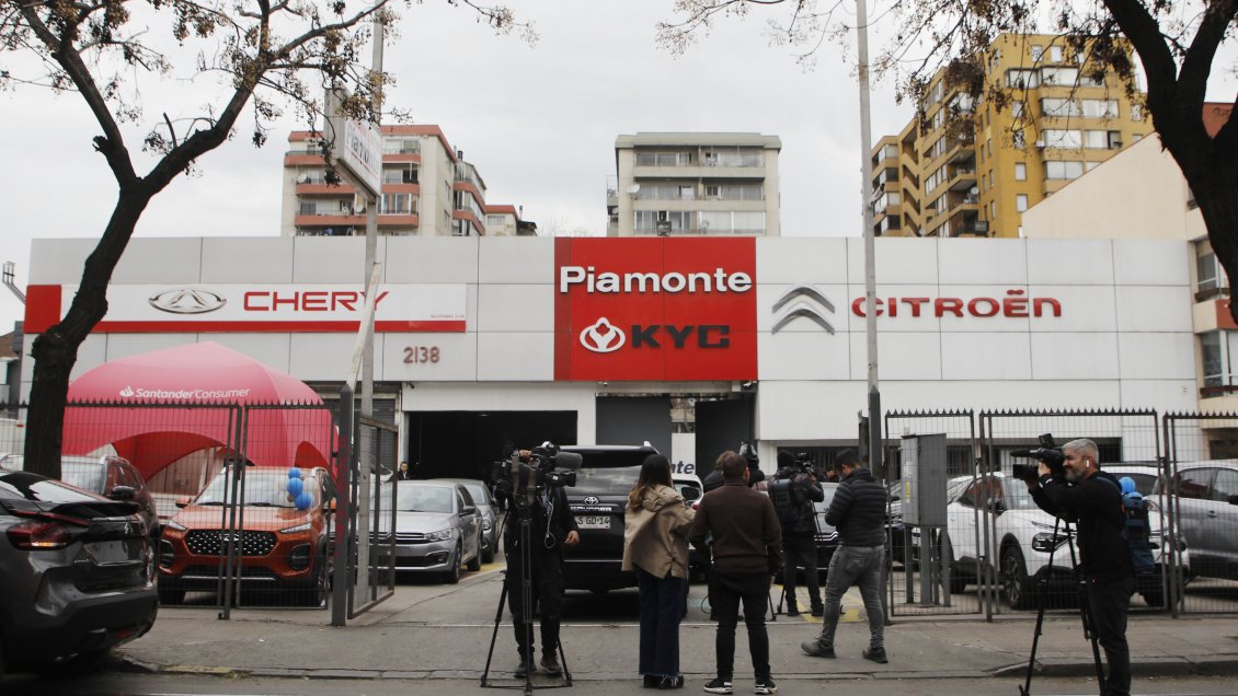 Roban vehículos y caja fuerte desde automotora en Santiago Centro