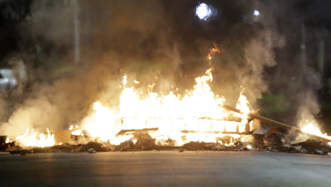 Barricadas incendiarias interrumpen el tránsito en la vía Las Palmas