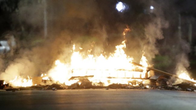 Barricadas incendiarias interrumpen el tránsito en la vía Las Palmas